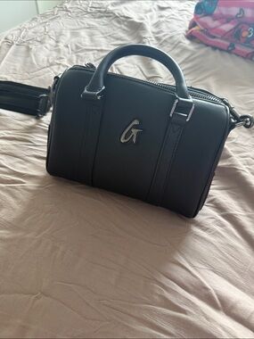 GT Logo Black Leather Messenger Bag - Womenswear Crossbody Satchel